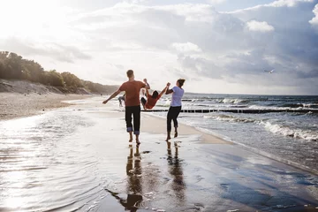 Foto auf Acrylglas Familie glücklich am Strand © hemminetti