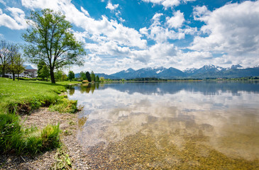 Bergtouristik - Region Füssen im Allgäu,Spiegelung der Alpen in einem See 