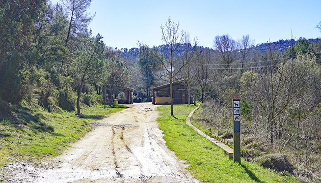 Camino en la monta&ntilde;a del parque natural de Sant Lloren&ccedil; del Munt i l&rsquo;Obac, Barcelona, Catalunya