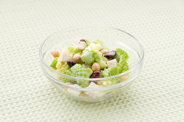 ロマネスコとミックスビーンズのサラダ