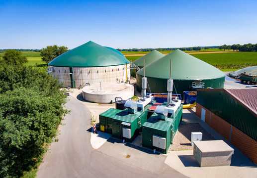 Luftaufnahme auf Biogasanlage mit Generatoren und Gärbehälter