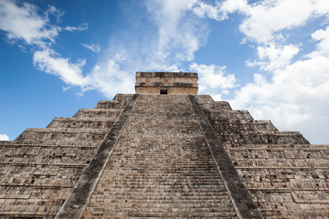 Obraz na płótnie Canvas Majestic Mayan ruins in Chichen Itza,Mexico.