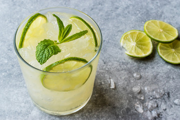 Fresh Lime Schorle Cocktail with Crush Ice.