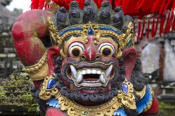 Papier Peint photo Indonésie Statue traditionnelle balinaise de Barong sur un temple de rue à Bali, Indonésie