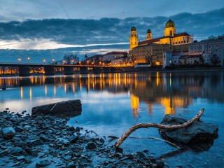 Blaue Stunde am Innufer in Passau