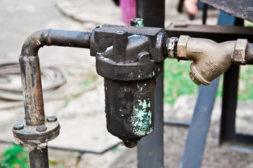 Oil filter, acts as a trap oil dirt.