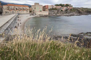 Fototapeta na wymiar Village view, beach and mediterranean sea in maritime village of Colliuore, sotuh France.