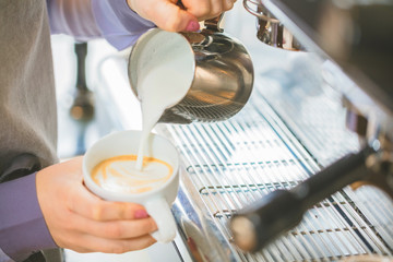 Barista bei der Cappuccino Zubereitung