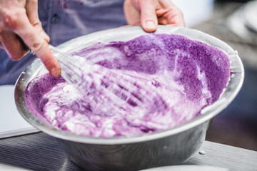 Konditor in der Küche (Torte zubereitung)