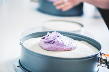 Konditor in der Küche (Torte zubereitung)