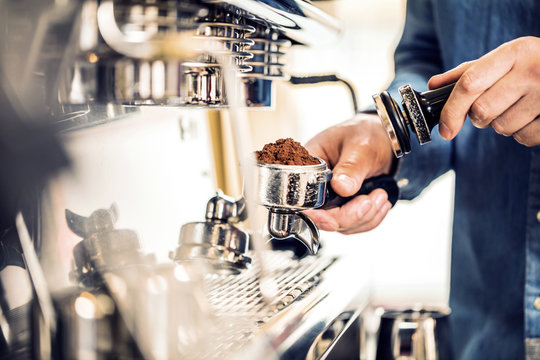 Barista bei der Kaffe Zubereitung