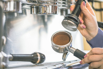 Barista bei der Kaffe Zubereitung