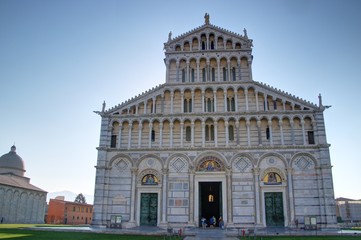 Obraz premium ville de Pise sur les bords de l'Arno en Toscane