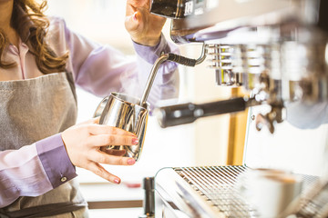 Barista bei der Kaffe Zubereitung