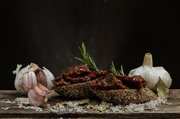 Getrocknete Tomaten auf Roggenbrot