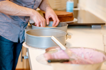 Konditor in der Küche (Torte zubereitung)