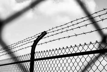 Zaun mit Stacheldraht, Abgrenzung
