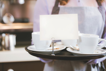 Servicekraft in einem Cafe