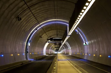 Crédence de cuisine en verre imprimé Tunnel Tunnel vide et moderne pour piétons, cyclistes et transports publics. Lyon, France.