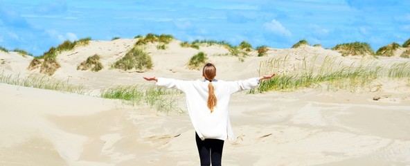 junge Frau genießt die Freiheit in den Dünen, Insel Rømø, Dänemark