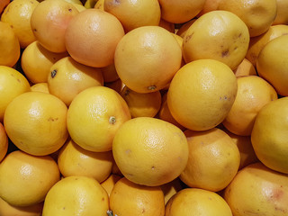 Orange citrus fruits lie in the shop window

