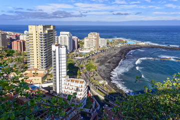 Reiseziel Teneriffa mit Hotelanlagen am schwarzen Strand von Puerto de la Cruz - Spanien