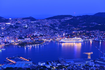 Fototapeta na wymiar 稲佐山からの長崎の夜景とクルーズ船