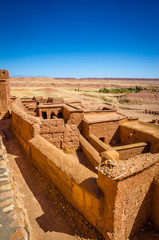 Luftbild auf Kasbah Ait Ben Haddou und Wüste in der Nähe des Atlasgebirges, Marokko © Olena Zn