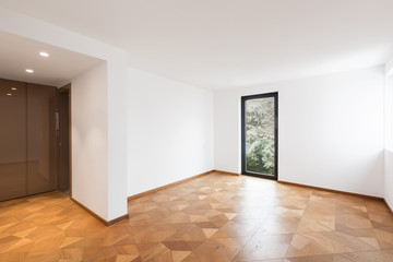 Empy room with closet and window