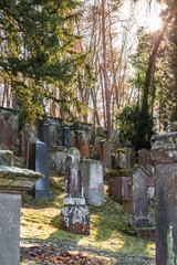 Alter jüdischer Friedhof mit verwitterten Grabsteinen, Deutschland
