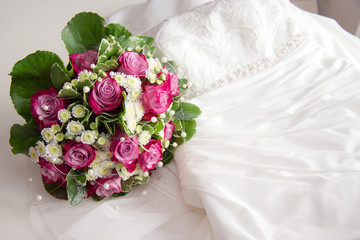 Brautkleid & Hochzeitsstrauß