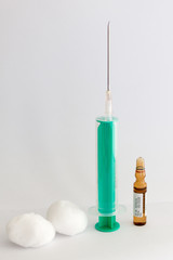 Spritze mit Nadel und Ampulle mit Impfstoff oder Medizin für Grippewelle, Grippeschutzimpfung,...