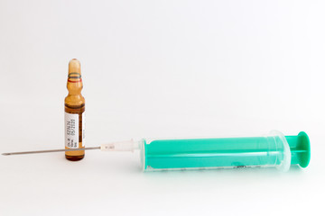 Spritze mit Nadel und Ampulle mit Impfstoff oder Medizin für Grippewelle, Grippeschutzimpfung,...