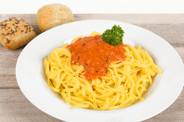 Fettuccine mit Tomaten-Basilikum-Soße