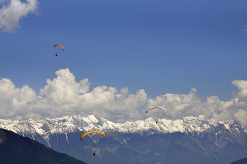 gleitschirmflieger über den alpen