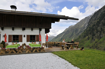 zwei frauen sitzen bei der oberrissalm