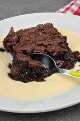 Brownie et crème anglaise dans une assiette