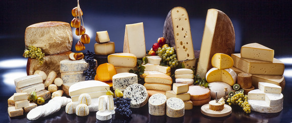 Panele Szklane  Lada serowa z ponad 30 różnymi rodzajami sera, prezentowana dekoracyjnie