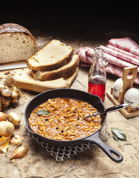 saure Kutteln mit schwarzbrot auf einem rustikalen Tisch