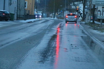 Winterliche Straße bei Abenddämmerung