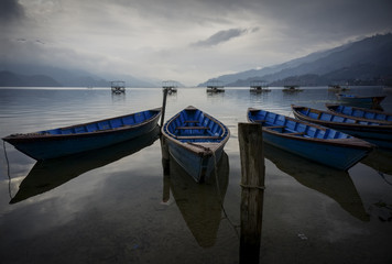 Le lac de Phewa  avec ses barques en bois à Pokhara au Nepal