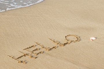砂浜　HELLOの文字