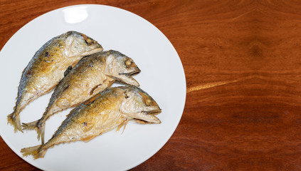 Mackerel fish to fry and then placed in a dish.To prepare and to eat food that is easy to eat and has many benefits.