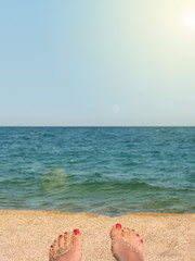 Fototapeta na wymiar Sommerurlaub mit Blick aufs Meer, Füße im Sand