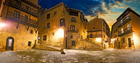 Obraz premium Pueblo medieval español.Viajes y aventuras por España.Plaza del pueblo en escena nocturna.Albarracin.Aragón