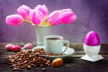 Osterfrühstück, frischer Kaffee, Ostereier und Tulpen