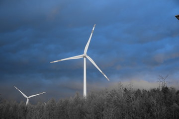 Windmühlen vor dunklem Gewitterhimmel
