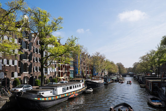 Reger Bootsverkehr auf Amsterdamer Gracht