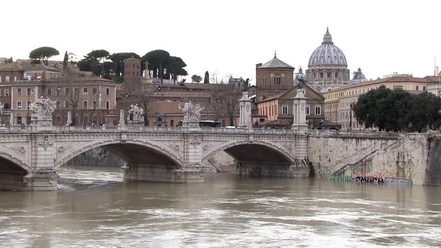 Roma, Italia. Tevere in piena. Ponte con Santo Spirito e San Pietro sullo sfondo.