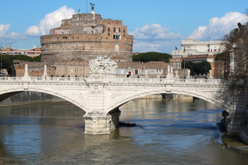 ponte sul fiume Tevere in centro citt&agrave; di Roma